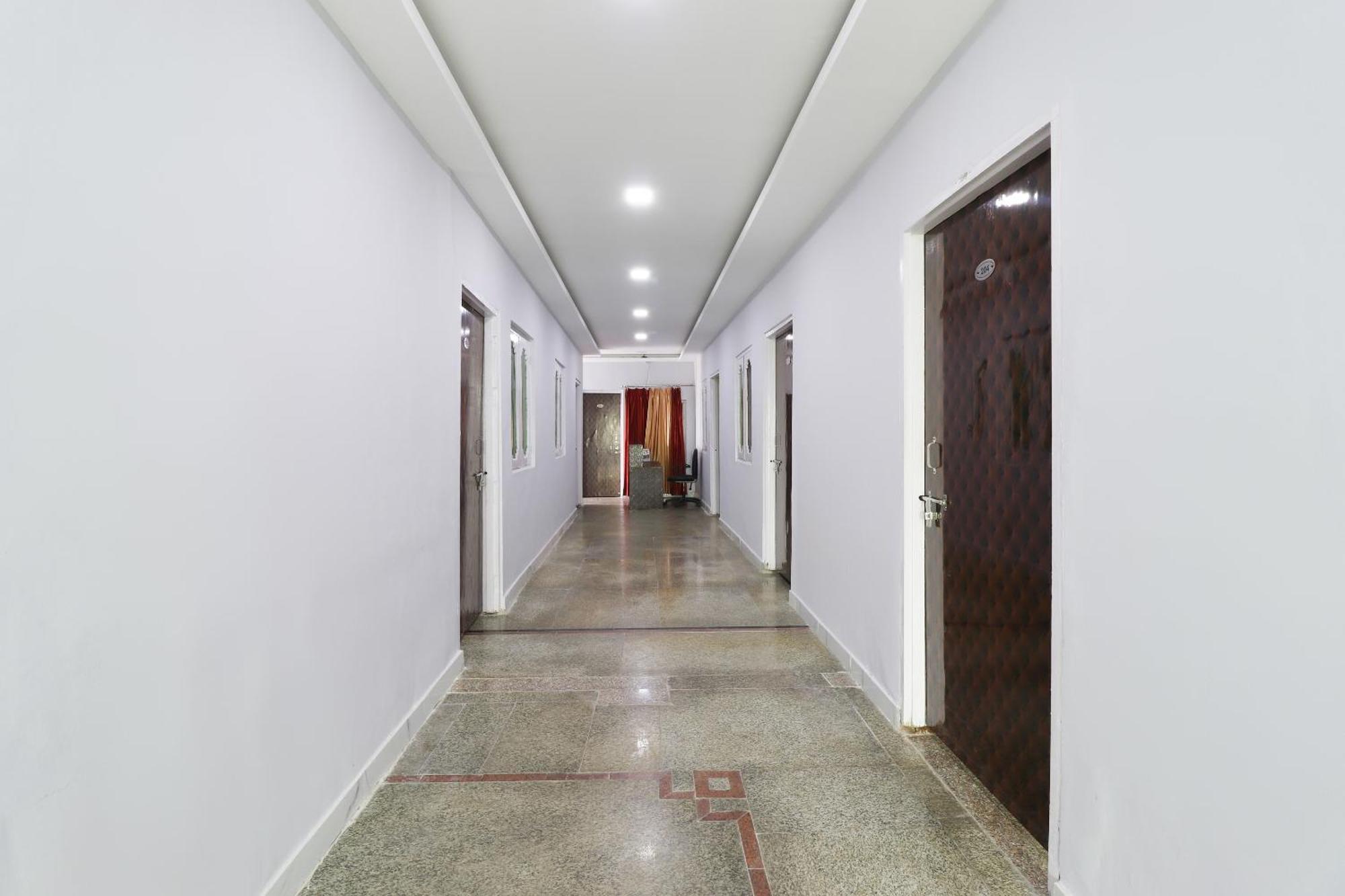 Collection O Vrindavan Yojna Hotel Lucknow