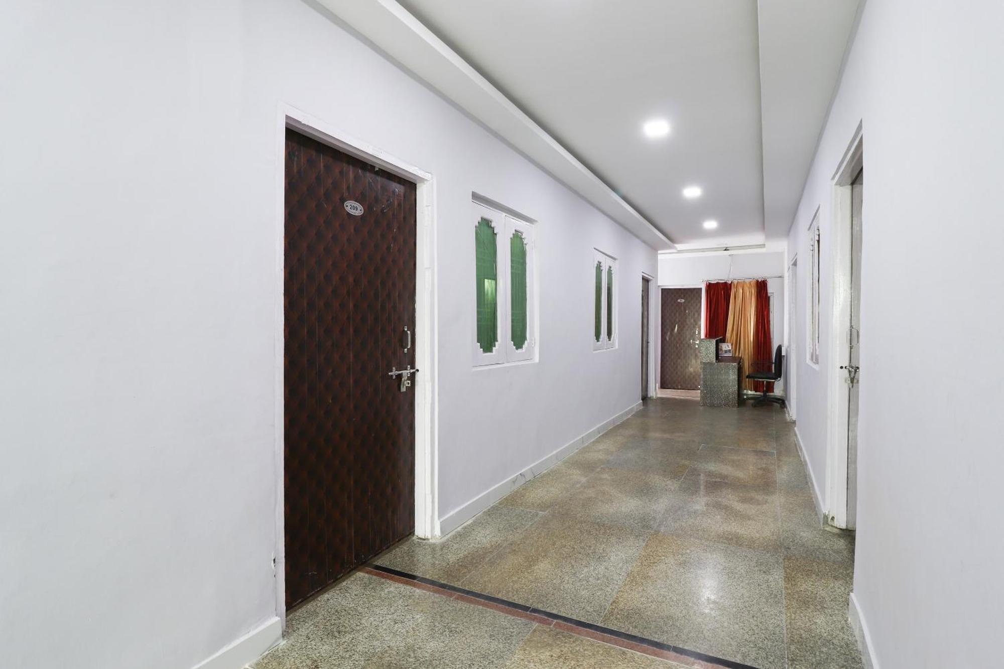 Collection O Vrindavan Yojna Hotel Lucknow